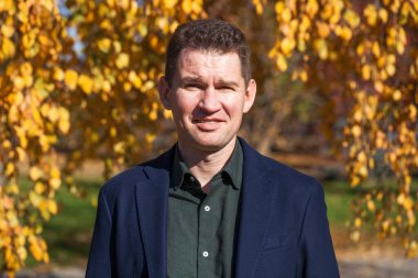 Genç esmer bir adamın yakın portresi. 