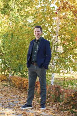 Genç bir esmer adamın vücut portresi. 