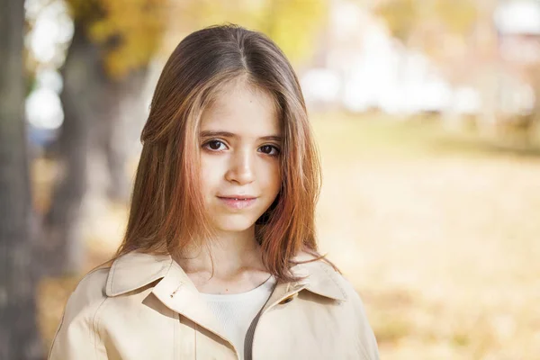 Portret Van Een Jong Meisje Een Herfstpark — Stockfoto