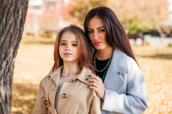 Portrait Young Mom Teenage Daughter — Stock Photo, Image