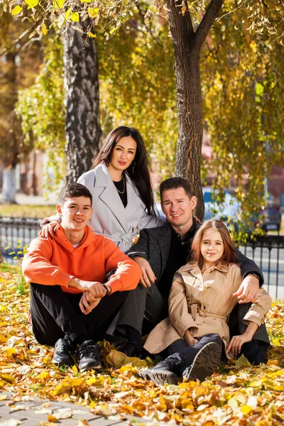 Família Feliz Descansando Parque Outono — Fotografia de Stock