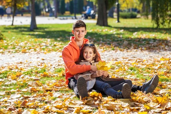 Heureux Frère Sœur Adolescent Dans Parc Automne — Photo