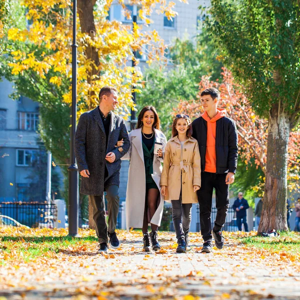秋の公園を歩く幸せな家族 — ストック写真