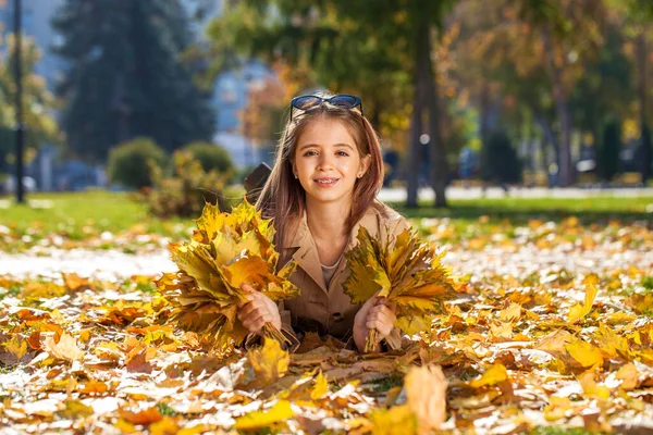 Mladá Krásná Dívka Leží Podzimním Parku — Stock fotografie