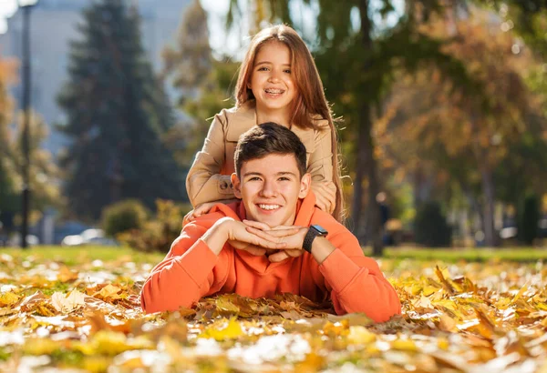 Šťastný Teenager Bratr Sestra Podzimním Parku — Stock fotografie