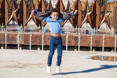 Genç ve güzel bir Afrikalı çocuğun portresi.