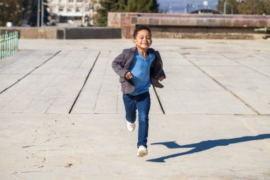 Genç ve güzel bir Afrikalı çocuğun portresi.