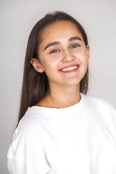 Retrato Cerca Una Joven Hermosa Morena Feliz Aislada Sobre Fondo — Foto de Stock