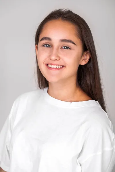 Close Retrato Uma Jovem Bela Menina Morena Feliz Isolado Fundo — Fotografia de Stock