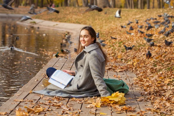 Giovane Bella Studentessa Seduta Parco Autunnale Con Libro Testo — Foto Stock