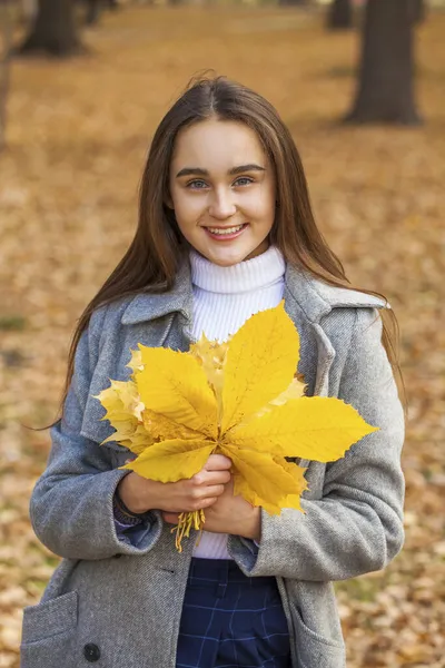 Sonbahar Parkında Poz Veren Esmer Kızın Yakın Portresi — Stok fotoğraf