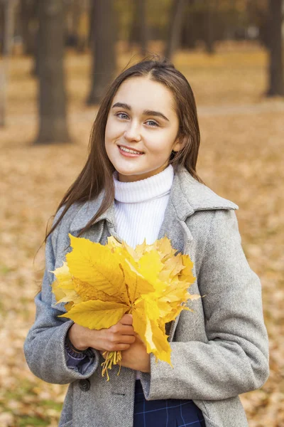 Detail Portrét Mladé Krásné Brunetky Žena Podzimním Parku — Stock fotografie