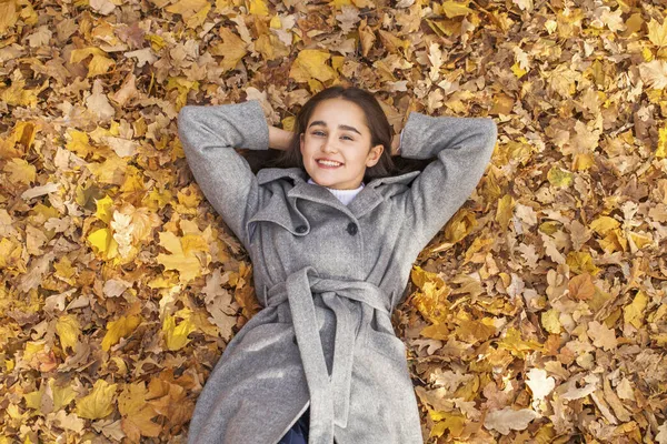 Top Pohled Portrét Mladé Krásné Ženy Ležící Podzim Listí — Stock fotografie