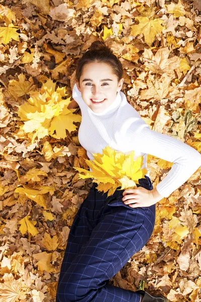 Top Widok Portret Młodej Pięknej Kobiety Leżącej Jesiennych Liściach — Zdjęcie stockowe