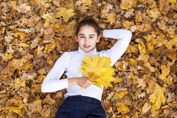 나뭇잎 아름다운 여자의 — 스톡 사진