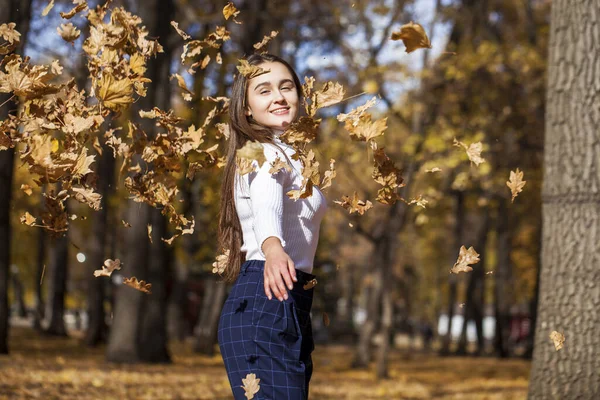 閉じるアップポートレートの若いです美しいですブルネット女性で秋公園 — ストック写真