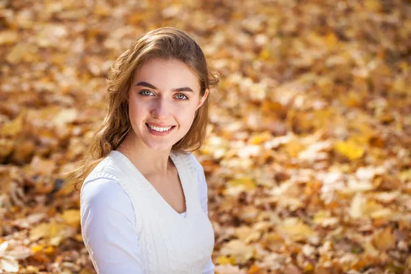 Retrato Uma Jovem Bela Loira Parque Outono — Fotografia de Stock