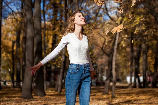 Joven Mujer Feliz Demuestra Cosecha Calabaza — Foto de Stock