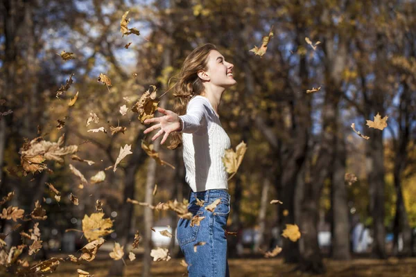 Jovem Uma Camisola Jeans Pretos Posando Parque Outono — Fotografia de Stock