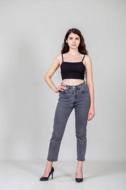Gri kotlu güzel bir esmer modelin vücut portresi.