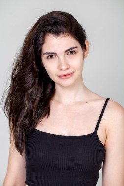 Genç, güzel, esmer bir kadının portresi. 