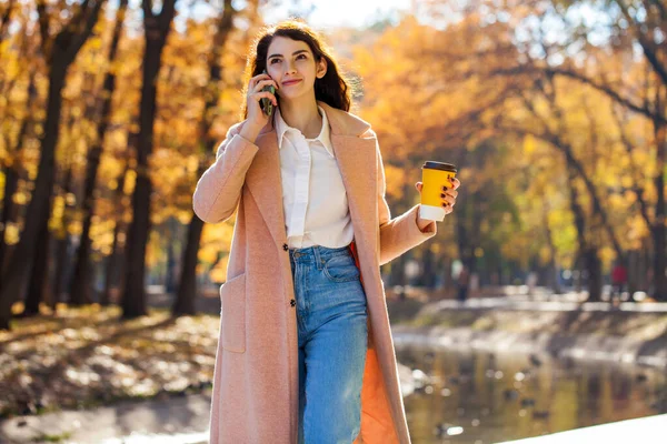 秋の公園で携帯電話を作る若い美しいビジネス女性 — ストック写真