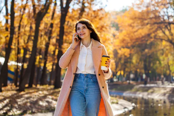 秋の公園で携帯電話を作る若い美しいビジネス女性 — ストック写真