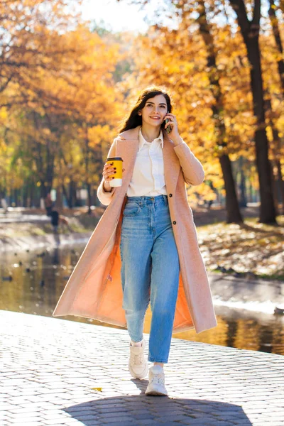 秋の公園で携帯電話を作る若い美しいビジネス女性 — ストック写真