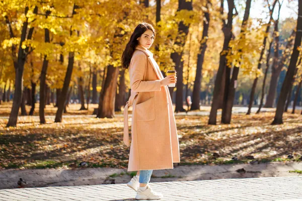 Полный Портрет Молодой Красивой Девушки Позирующей Фоне Осеннего Парка — стоковое фото