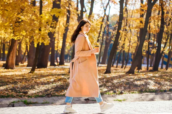 Полный Портрет Молодой Красивой Девушки Позирующей Фоне Осеннего Парка — стоковое фото