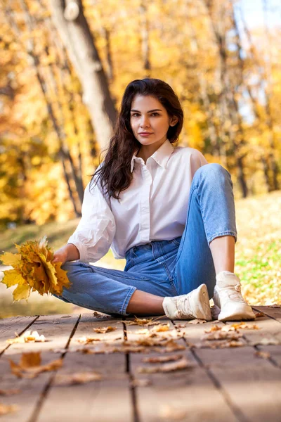 Retrato Completo Uma Jovem Jeans Azul Posando Parque Outono — Fotografia de Stock