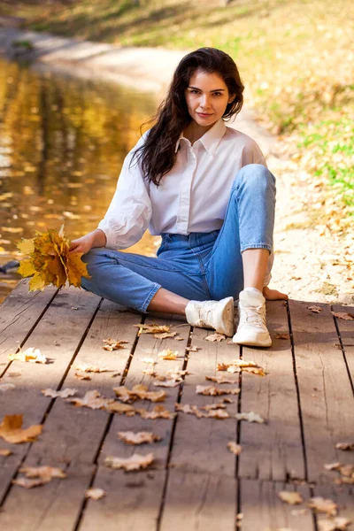 Full Length Portrait Young Girl Blue Jeans Posing Autumn Park — Stock Photo, Image