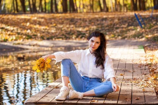 Portrait Complet Une Jeune Fille Jean Bleu Posant Dans Parc — Photo