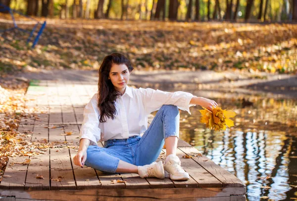 Retrato Completo Uma Jovem Jeans Azul Posando Parque Outono — Fotografia de Stock