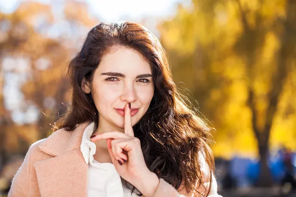 Nahaufnahme Porträt Einer Jungen Schönen Brünetten Frau Herbst Park — Stockfoto