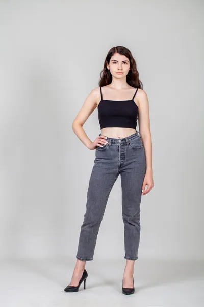 Helkroppsporträtt Ung Vacker Brunettmodell Grå Jeans — Stockfoto