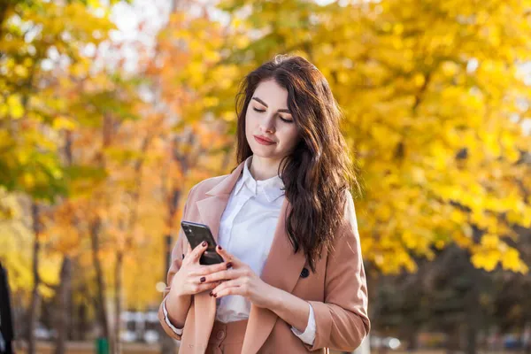 Mladý Krásný Obchod Žena Dělat Mobilní Telefon Podzimním Parku — Stock fotografie