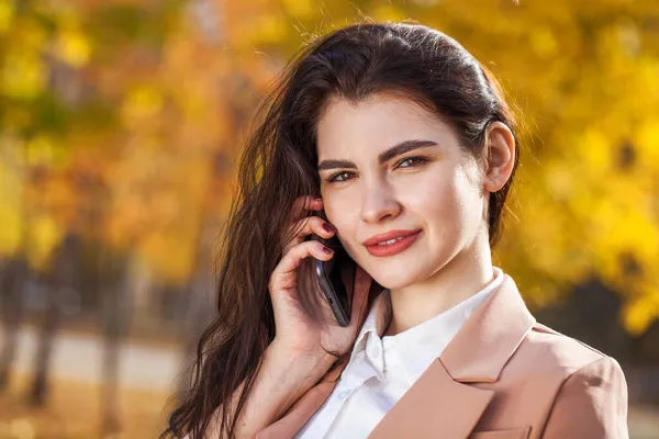 Jonge Mooie Zakenvrouw Maakt Een Mobiel Telefoontje Herfst Park — Stockfoto