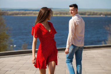 İlk görüşte aşk. Sokakta genç bir çift gözleriyle karşılaştı.