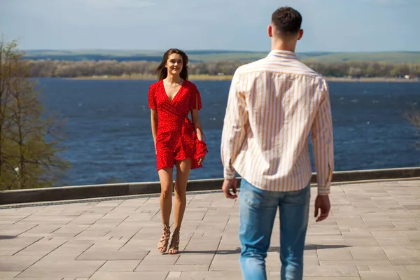 Amor Primeira Vista Jovem Casal Encontrou Seus Olhos Rua — Fotografia de Stock