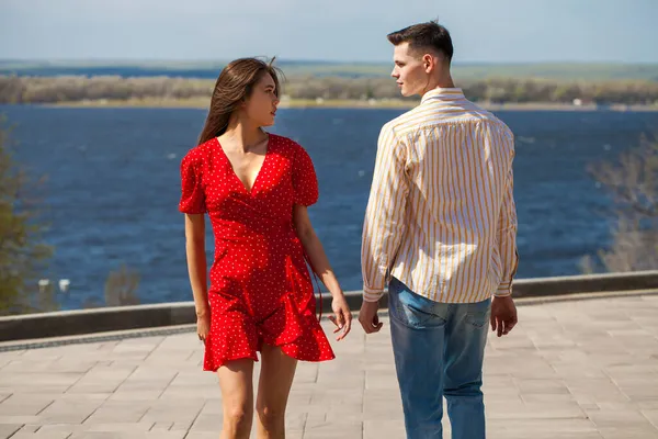 Amor Primeira Vista Jovem Casal Encontrou Seus Olhos Rua — Fotografia de Stock