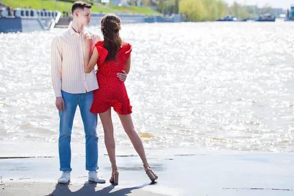 Jovem Abraça Uma Menina Vestido Vermelho — Fotografia de Stock