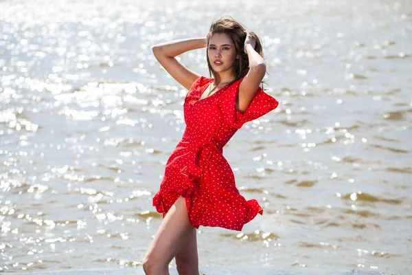 Gros Plan Portrait Une Jeune Belle Femme Robe Rouge — Photo