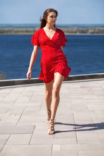 Retrato Corpo Inteiro Uma Jovem Mulher Bonita Vestido Vermelho Andando — Fotografia de Stock