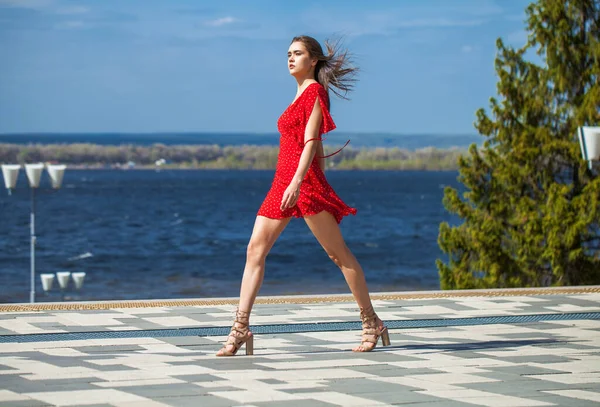 Retrato Cuerpo Completo Una Joven Mujer Hermosa Vestido Rojo Caminando —  Fotos de Stock