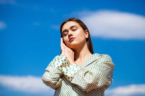 Joven Hermosa Chica Duerme Sobre Fondo Cielo Azul — Foto de Stock