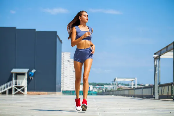 Porträt Eines Jungen Schönen Brünetten Mädchens Blauen Badeanzug Vor Blauem — Stockfoto