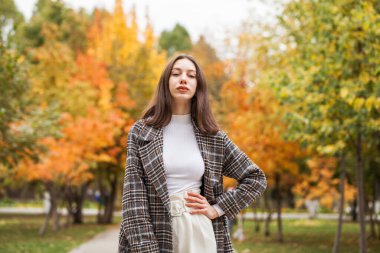 Yüzünde çiller olan güzel kahverengi saçlı bir kızın portresi.