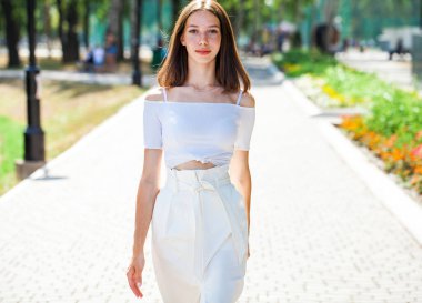 Yüzünde çiller olan güzel kahverengi saçlı bir kızın portresi.