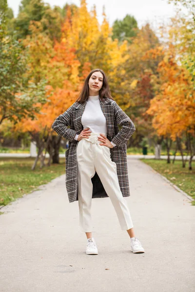 Retrato Cuerpo Completo Una Joven Morena Hermosa Con Abrigo Gris — Foto de Stock